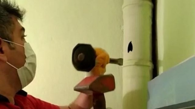 Gider borusuna sıkışan minik kedi böyle kurtarıldı