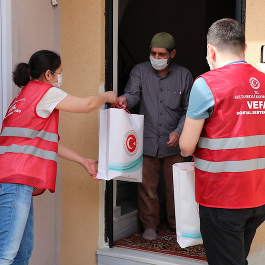 Sultanbeylide 65 yaş üstü kimsesiz vatandaşlara bayram hediyesi