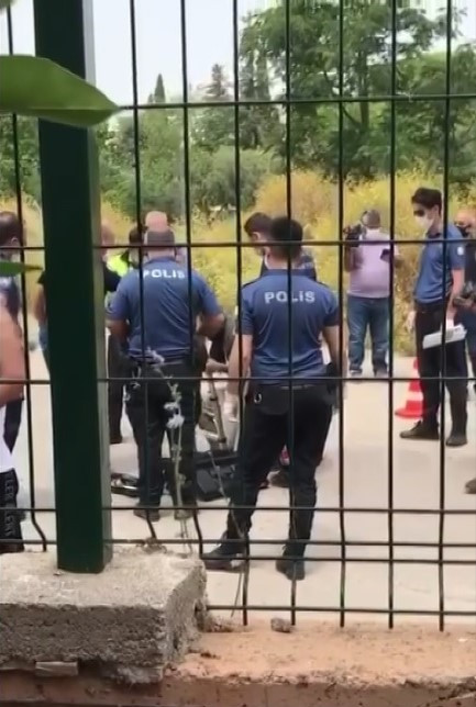 Mazgal kapağından, ‘yardım edin’ diye bağıran Aziz G.’nin sesini yakındaki vatandaşlar duydu.
