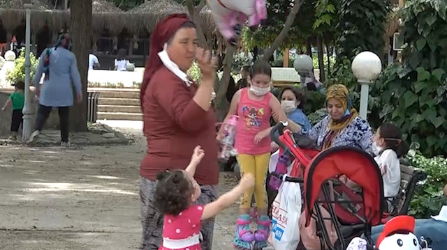 Çocuklar caddelere ve parklara akın etti