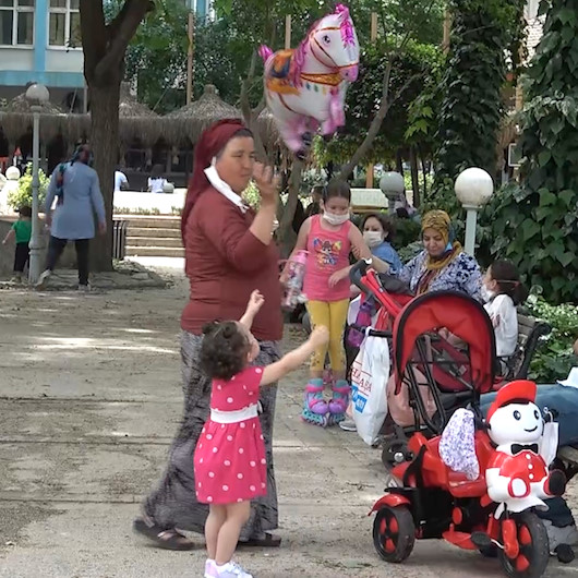 Çocuklar caddelere ve parklara akın etti