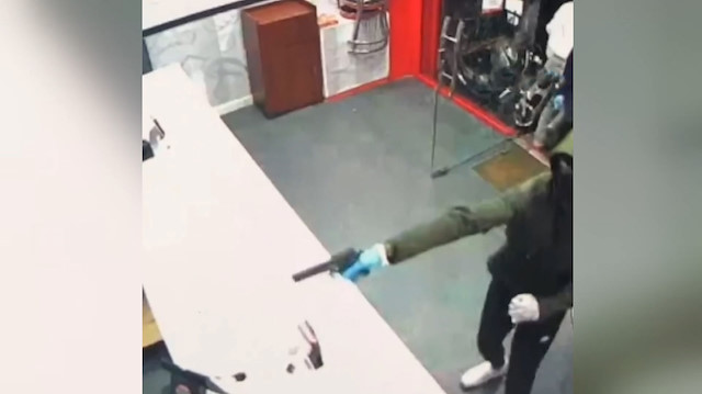 İngiltere'de kebapçı dükkanına silahlı saldırı: Ölü taklidi yaparak kurtuldular
