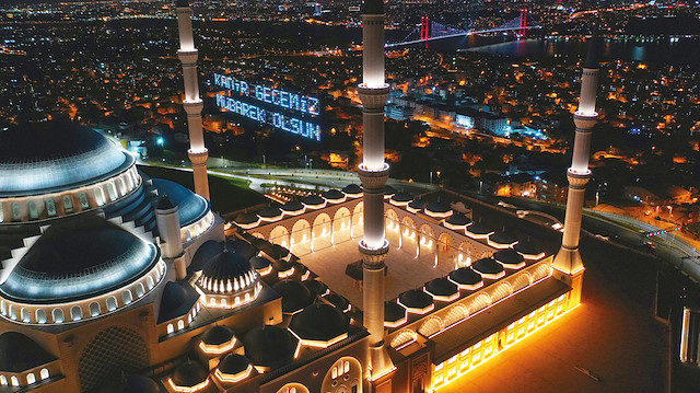 Kadir gecesinde İstanbul’daki camiler sessizliğe büründü. Büyük Çamlıca Camisi’ne Kadir gecesi dolayısıyla mahya asıldı.