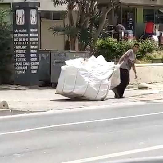 Kadıköyde zabıta ekipleri kağıt toplayıcısının arabasına el koydu