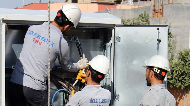 Dicle Elektrik borçlu abonelerin elektriğini kesme işini Mardin’de başlattı.