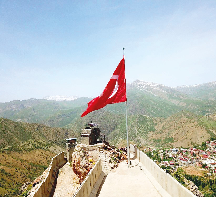 Terörden temizlenen Kato Dağı'nda şanlı bayrağımız dalgalanıyor.