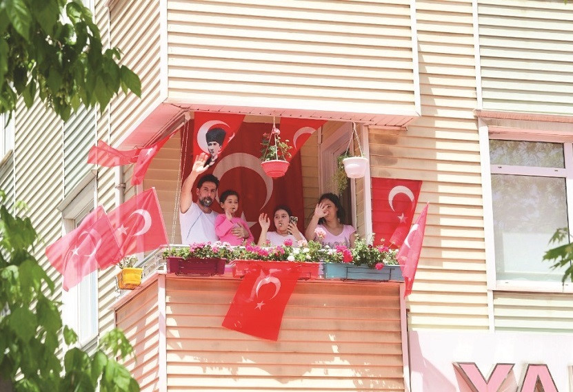 Vatandaşlar balkonlarda 19 Mayıs'ı coşku ile kutladı.
