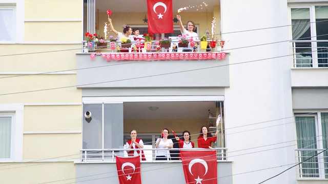 Milli Mücadelenin 101. yıl dönümünde Türk bayraklarıyla balkonlara çıkan vatandaşlar, bir ağızdan İstiklal Marşı okudu.