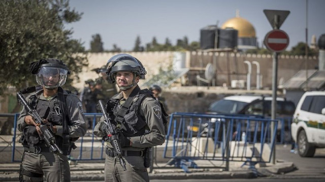 شرطة الاحتلال الإسرائيلي تُبعد أحد حراس المسجد الأقصى