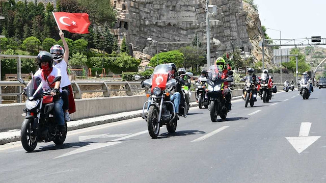 Ankara Motorcular Derneği’ne bağlı yaklaşık 50 motosiklet tutkunu, 19 mayıs nedeniyle şov yaptı.