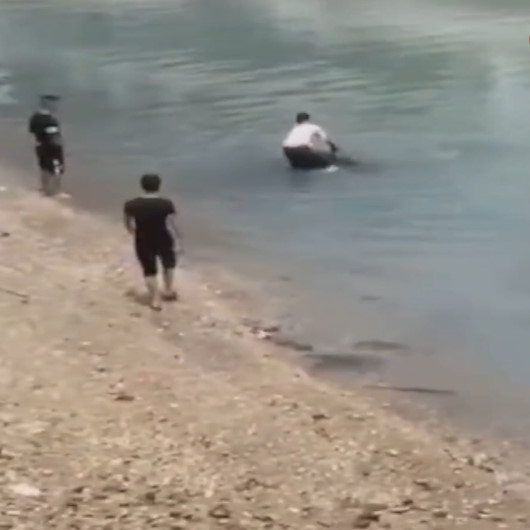 Sahile vuran yavru balina uzun uğraşlar sonucu özgürlüğüne kavuştu