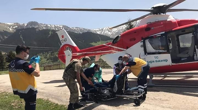 Hasta helikopterle hastaneye kaldırıldı.