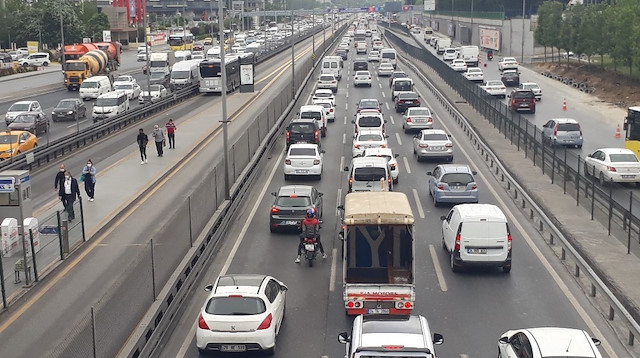 İstanbul trafiği, son zamanların en yoğun anlarından birini yaşıyor. 