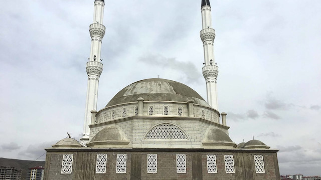İzmir'de cami hoparlörlerine sızıp müzik dinletilmesiyle ilgili soruşturmada bir kadın gözaltına alındı.