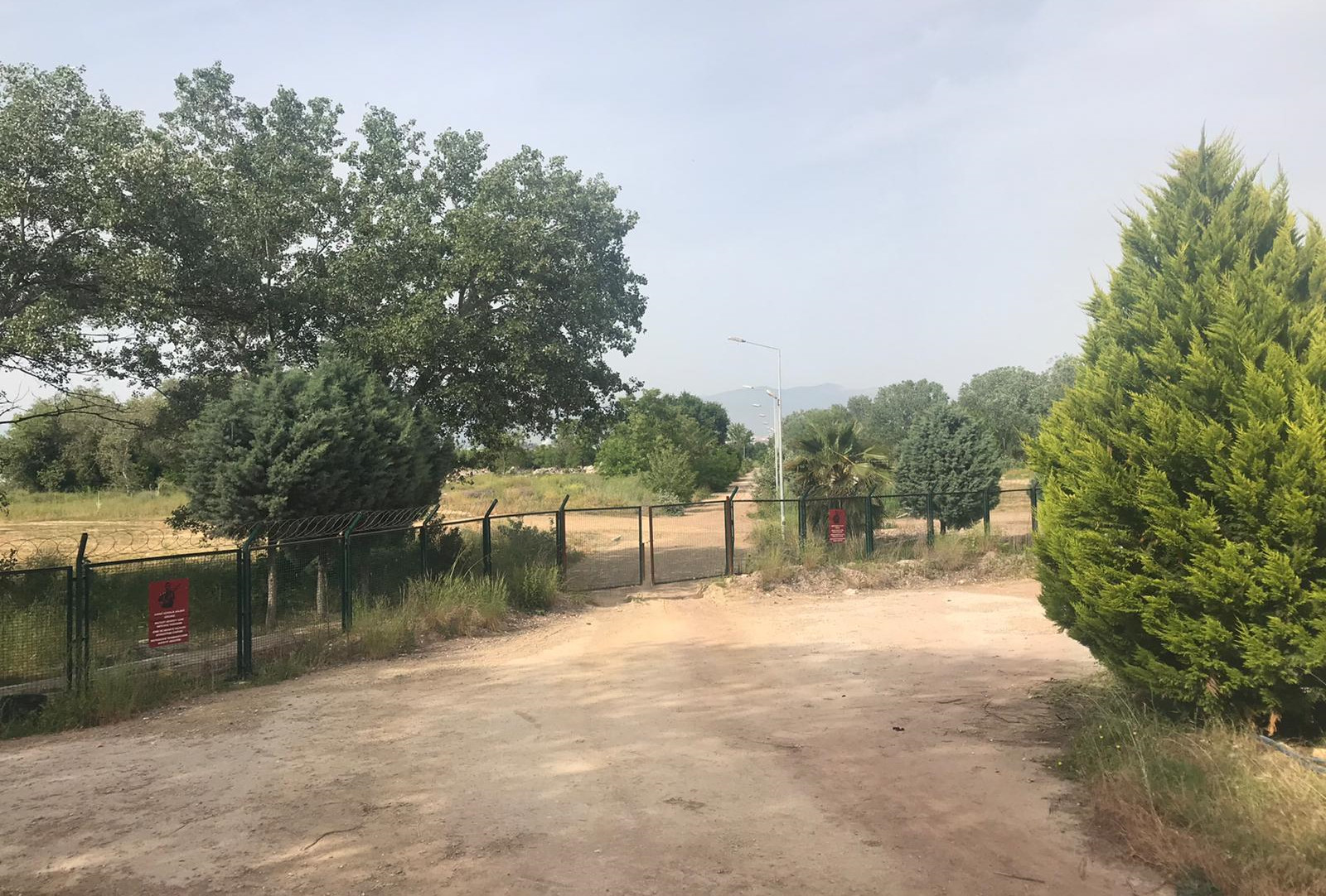 Askeri kamp arazi üzerindeki yapıların da yıkımına başlandı.