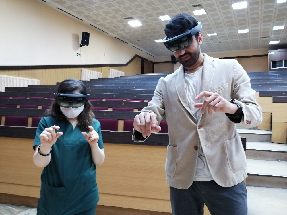 Proje kapsamında 2018 yılında dünyada ilk sanal ortamda hologram hastalarla tıp öğrencileri eğitime başladı.