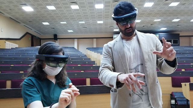  Proje kapsamında 2018 yılında dünyada ilk sanal ortamda hologram hastalarla tıp öğrencileri eğitime başladı. 