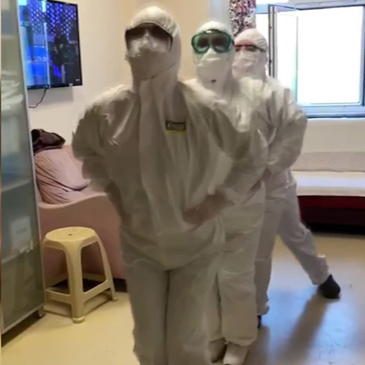 Koronayı yenen sağlık çalışanlarından penguen dansı