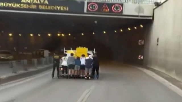 Antalya'da sekiz patenci gencin tehlikeli yolculuğu kamerada