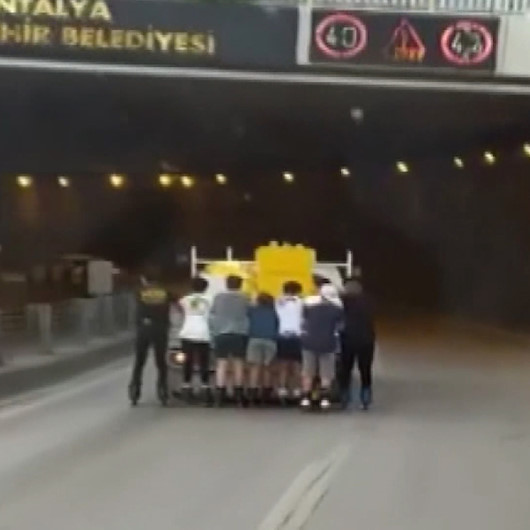 Antalyada sekiz patenci gencin tehlikeli yolculuğu kamerada