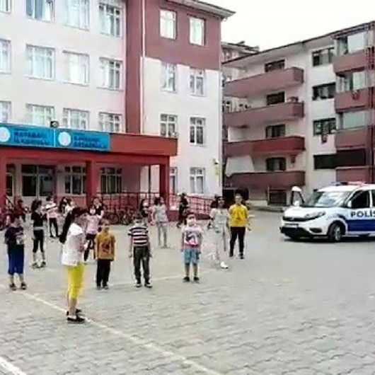 Polisler çaldı, çocuklar erik dalıyla kendinden geçti