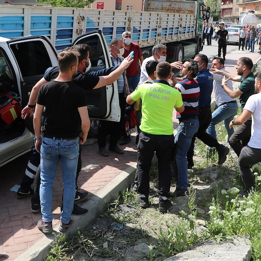 Kaza yerinde sosyal mesafe kuralına uymayanlar polisle tartıştı