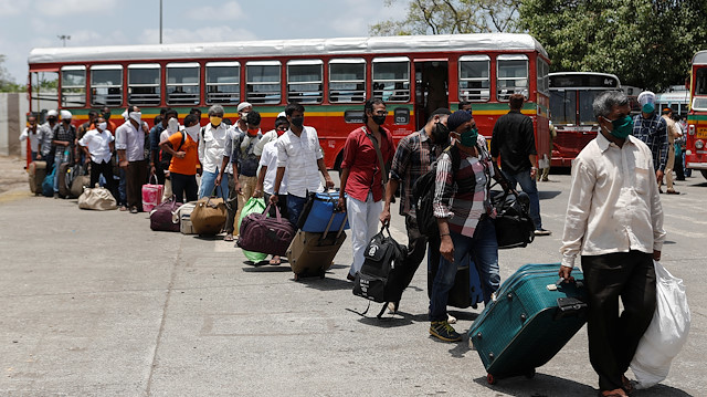 File photo: Migrants carrying luggage arrive at a railway station to board a train to their home state of Uttar Pradesh during an extended lockdown to slow the spread of the coronavirus disease (COVID-19), in Mumbai, India, May 20, 2020