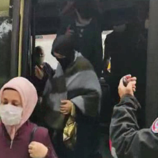 Koronavirüs tedbirlerine uymayan minibüsteki yolcu: Şoförleri uyarıyoruz bize musallat oluyorlar