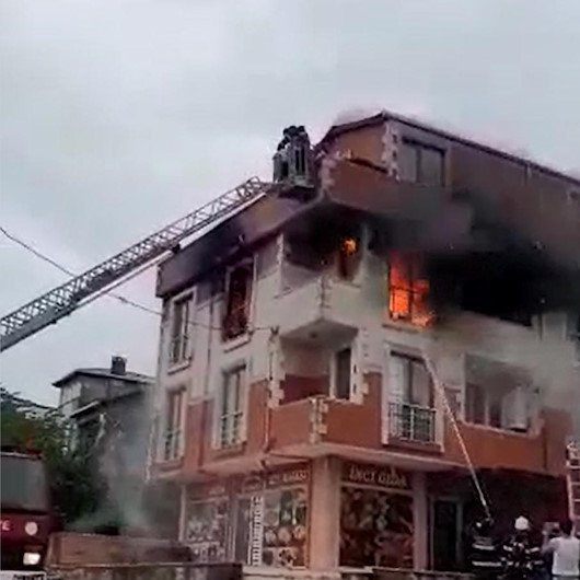 Yangından kaçarak çatıda mahsur kalan 5 kişiyi itfaiye ekipleri kurtardı