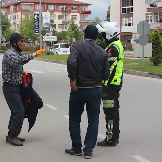 Temizlik işçisi kendisine talimatlar veren amirine tepki gösterdi