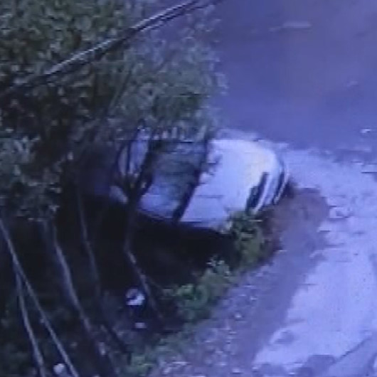 Dere yatağına düşen otomobilden burunları bile kanamadan kurtuldular