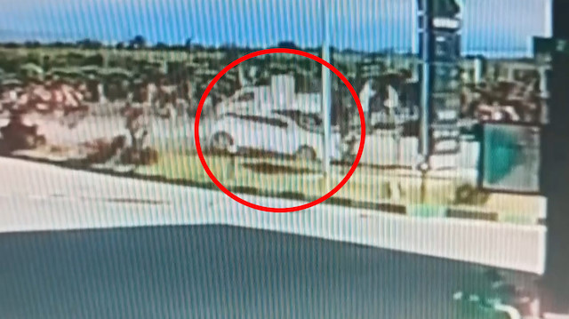 Otomobilin tabelaya çarpma anı kameraya yansıdı