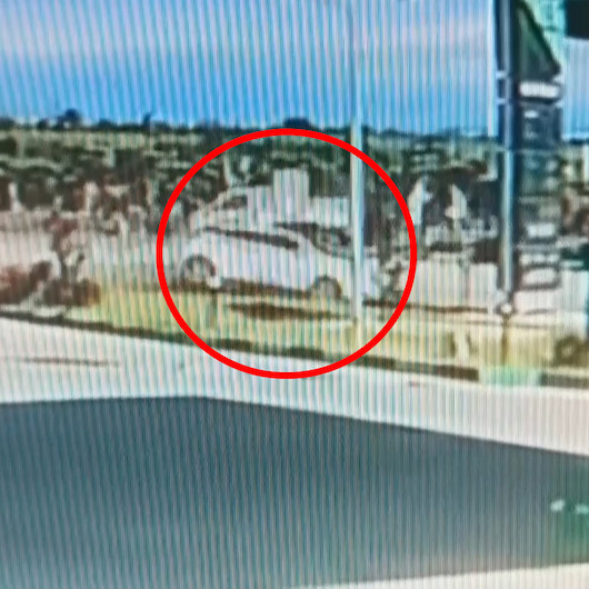 Otomobilin tabelaya çarpma anı kameraya yansıdı