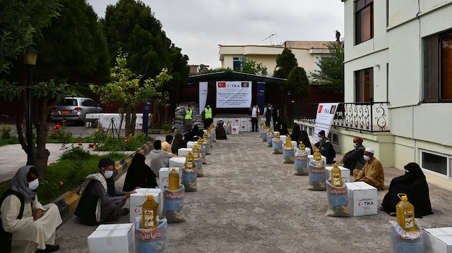 "تيكا" التركية توزع 750 طردا غذائيا في أفغانستان