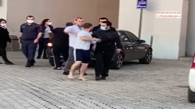 Maske uyarısını dikkate almadı, güvenlik görevlisine testereyle saldırdı