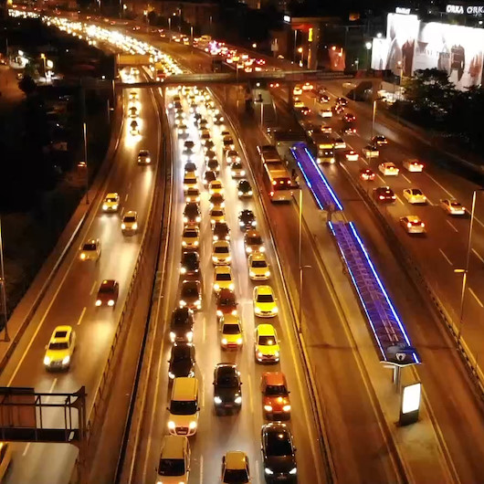 Kısıtlamaya dakikalar kala E-5 karayolunda yoğun trafik havadan görüntülendi