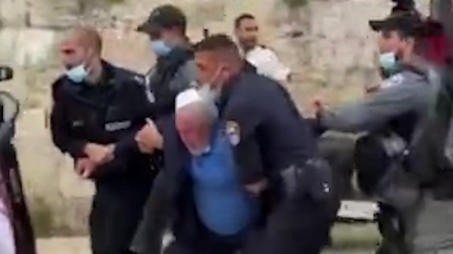 İşgalci İsrail polisi Filistinli yaşlı adamı yerlerde sürükledi