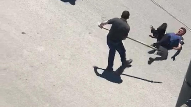 Ambulansa taş atıp polisin başına kürekle vurdu