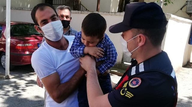 Jandarma ekipleri, çocuğu babasına teslim etti.