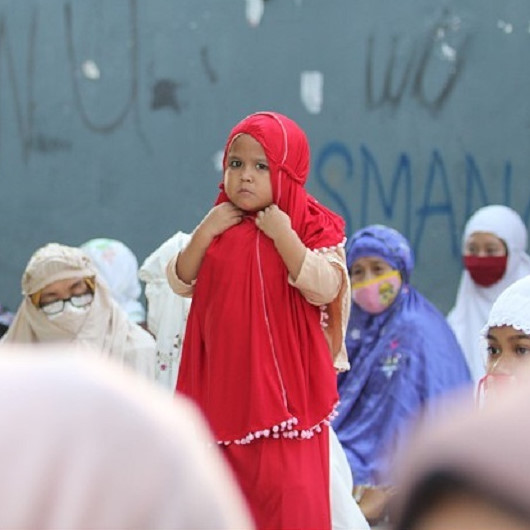 Dünyadan bayram namazı manzaları: Koronavirüs önlemleri gölgesinde karşılandı