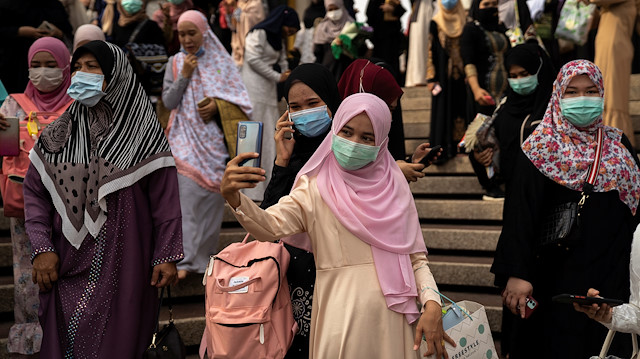 Muslims celebrate Eid al-Fitr, the Muslim festival marking the end of the holy fasting month of Ramadan, at the Thai Islamic Center amid the spread of the coronavirus disease (COVID-19) outbreak in Bangkok, Thailand, May 24, 2020. REUTERS/Athit Perawongmetha

