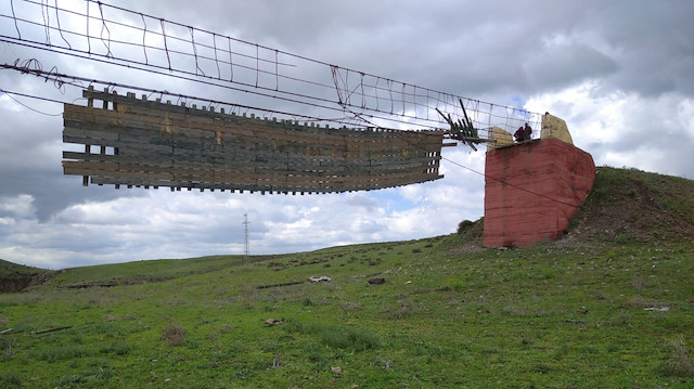 Zemini tahta olan köprü, Kars Çayı üzerinden köyleri birbirine bağlıyordu.