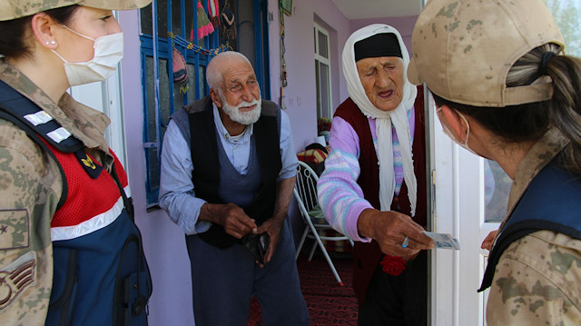 Yaşlı çiftle asker arasında duygulandıran konuşma