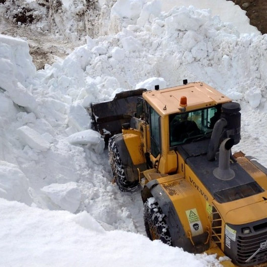 Mayısta Bayburt’ta karla mücadele: Ekipler güçlükle çalışmaları sürdürüyor