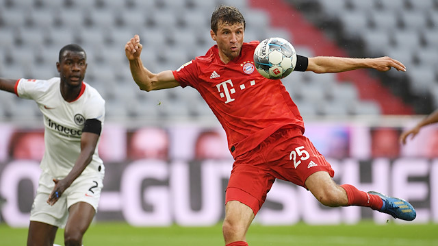 Soccer Football - Bundesliga - Bayern Munich v Eintracht Frankfurt - Allianz Arena, Munich, Germany - May 23, 2020 Bayern Munich's Thomas Muller scores their second goal, as play resumes behind closed doors following the outbreak of the coronavirus disease (COVID-19) REUTERS/Andreas 