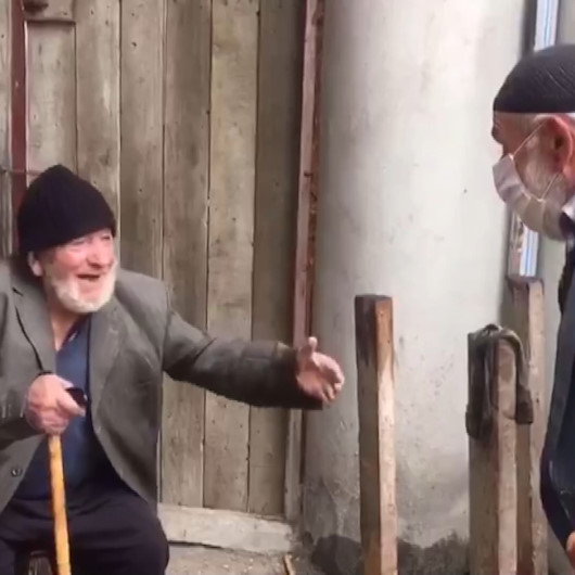 Yaşlılarımızdan hüzünlendiren buluşma: Sarılmak istedi ama sarılamadı