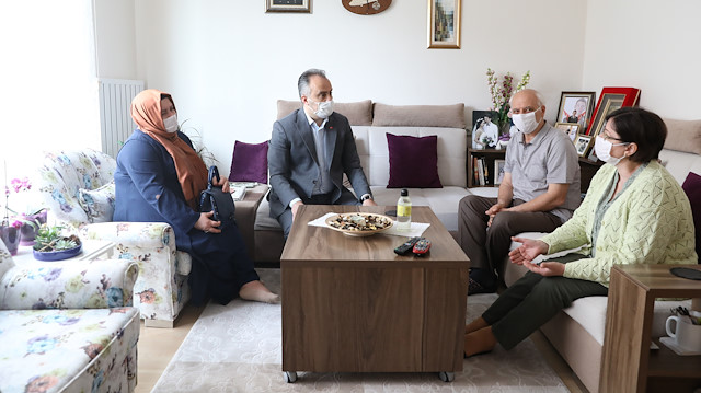 Başkan Aktaş, ilk olarak 2018 yılında İstanbul’da helikopterin düşmesi sonucu şehit olan Pilot Üsteğmen Aykut Yurtsever’in Karaman Mahallesi’nde oturan anne babası Ayşegül – Ayhan Yurtsever ailesini ziyaret etti. 