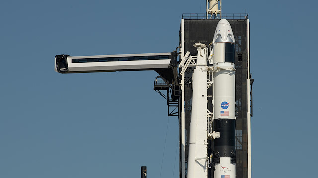  The crew access arm is swung into position to a SpaceX Falcon 9 rocket