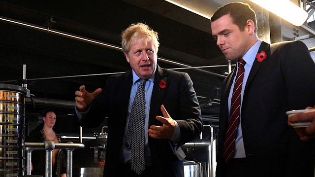 İstifa eden Devlet Bakanı Douglas Ross ve Başbakan Boris Johnson.  