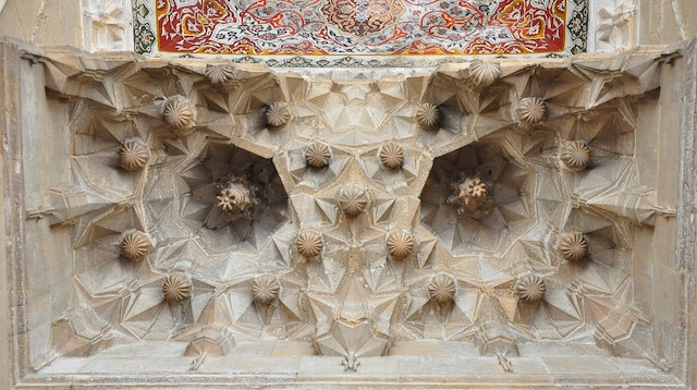 Manisa Muradiye Camii ve Külliyesinde yer alan kabartma